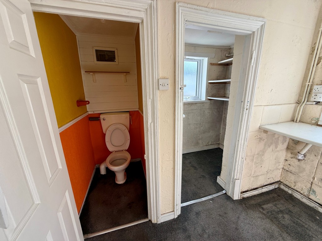 Lot: 150 - THREE-BEDROOM HOUSE FOR IMPROVEMENT - Downstairs W.C.